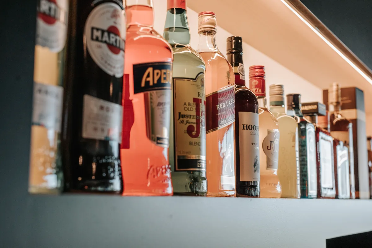 La sélection de boissons du bar du Sunset dans une lumière chaleureuse