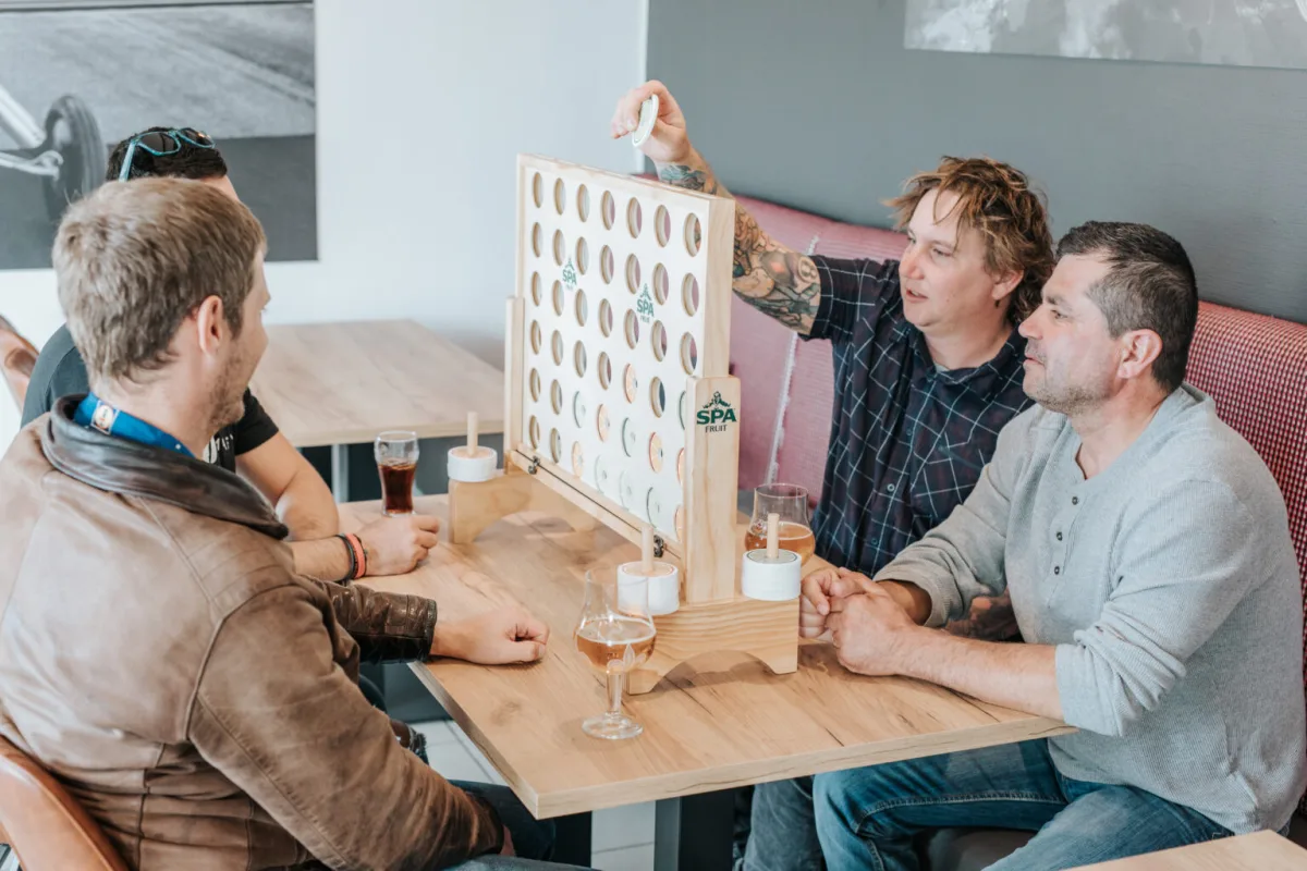 Des amis réunis autour d’un jeu et d’un verre au Sunset
