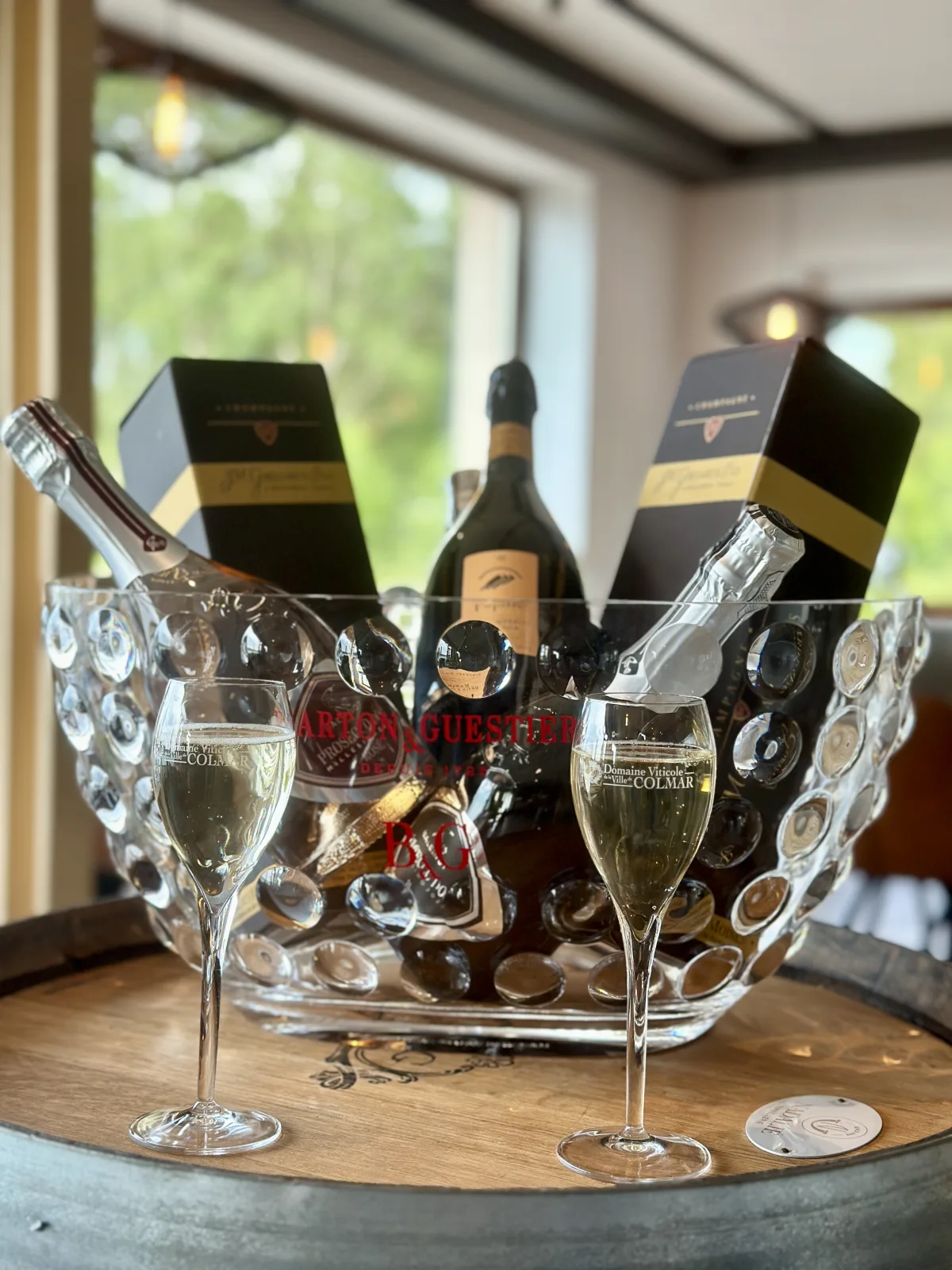 Des bouteilles de fête et deux coupes dressées pour un événement au Sunset