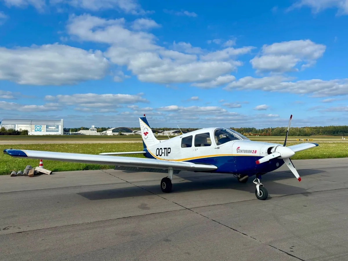 Un avion de Flight School Promotion sur le tarmac