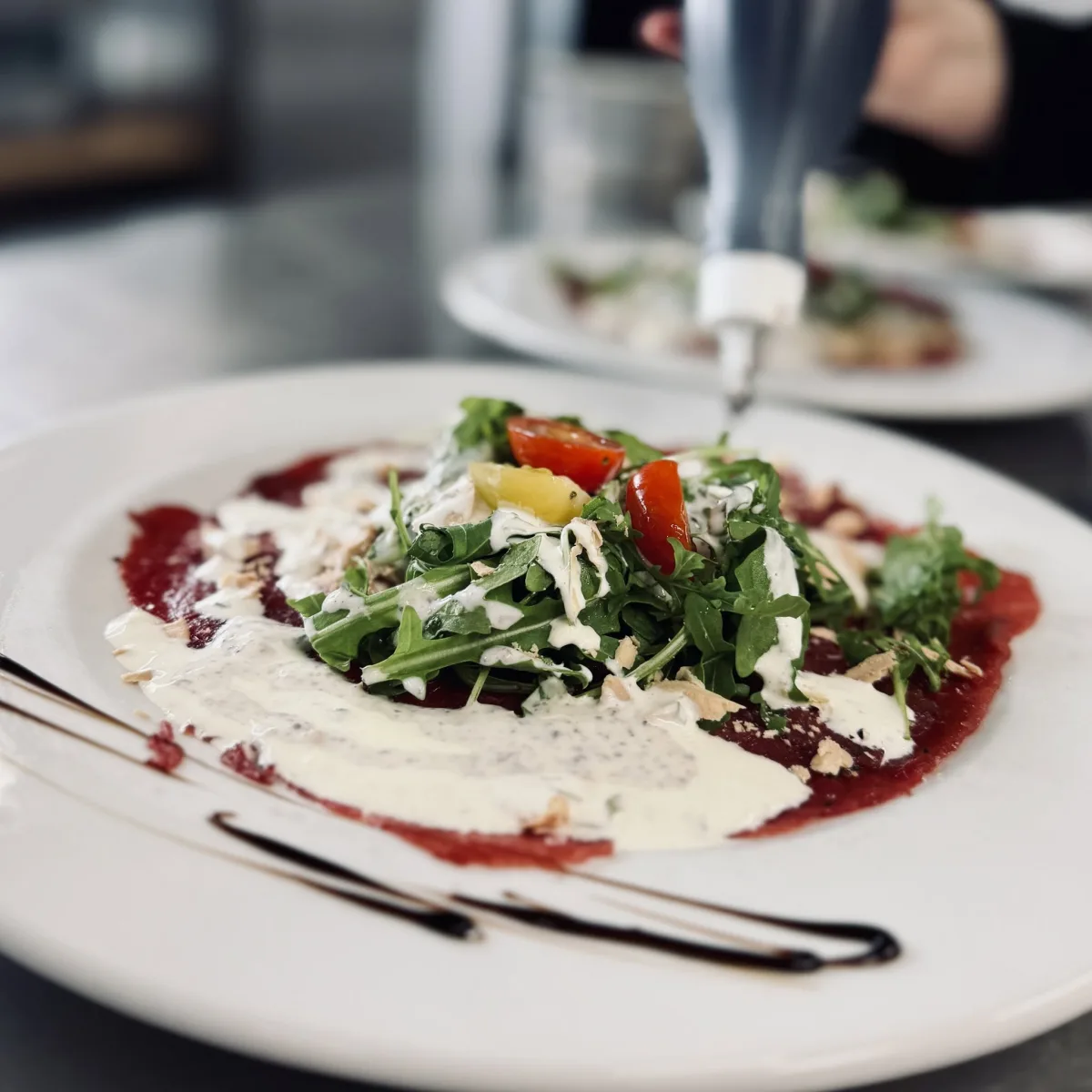 Une assiette fraîchement dressée et servie au Sunset
